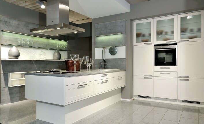 weiße Inselküche von Nobilia mit Hausgeräten von Markenherstellern. Auch etwas für Sie in Sarmstorf oder Klueß?
weiße Inselküche von Nobilia mit Hausgeräten von Markenherstellern. Auch etwas für Sie in Sarmstorf oder Klueß?